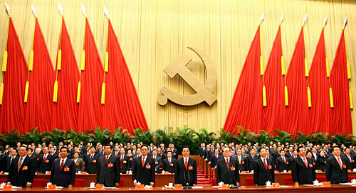 10月21日，中国共产党第十七次全国代表大会在北京人民大会堂胜利闭幕。胡锦涛、江泽民、吴邦国、温家宝、贾庆林、曾庆红、吴官正、李长春、罗干等出席大会。