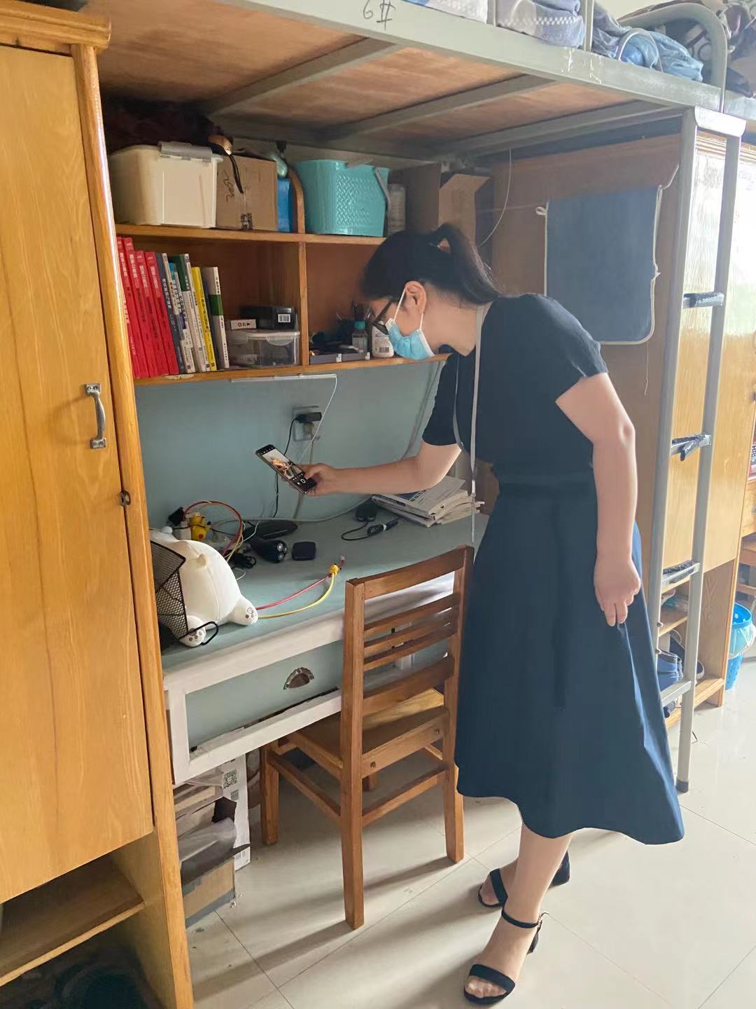 商学院辅导员深入宿舍排查用电安全隐患-郑州升达经贸管理学院