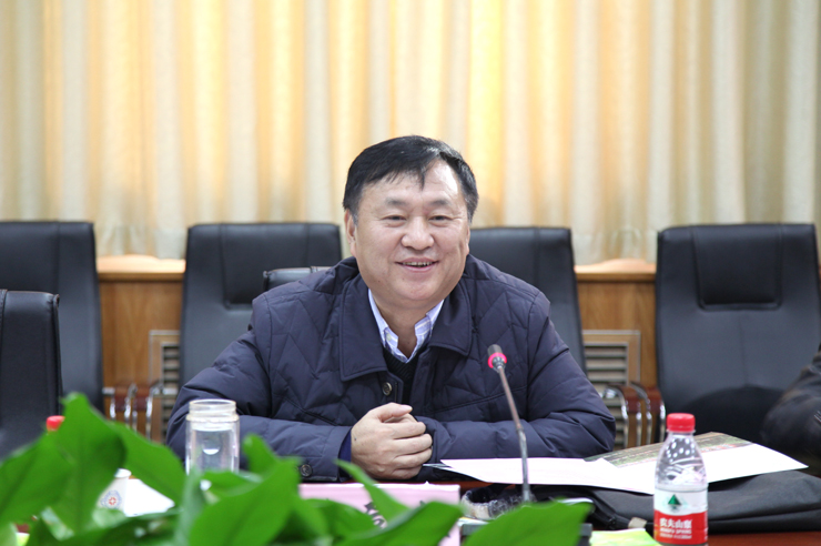 随后,专家组组长,信阳师范学院陈登报副院长介绍了各位专家组成员.