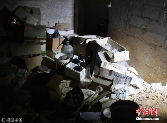 据叙利亚官方通讯社报道,4月17日,“禁止化学武器组织”的专家已经进入被指发生“化武使用事件”的大马士革东郊东古塔地区杜马镇。此前,叙利亚政府方面已表示“愿配合‘禁化武组织’就所谓的‘杜马镇化武袭击’展开调查”,并为调查团的工作“提供一切必要便利”。俄罗斯电视台17日报道说,俄罗斯军方在杜马镇发现了一处化学武器实验室。俄罗斯军方的防控化武专家亚历山大·罗季奥诺夫,展示了这处据称属于叙利亚反政府武装的化武实验室。他称:“我们发现了被禁止化学武器组织明令禁用的化学制剂,这里有硫二甘醇(国际监控化学品 化武原料)、二氧醇胺、芥子气,还有一罐氯气。”本月7日,杜马镇据称发生“化武袭击”事件。叙利亚...