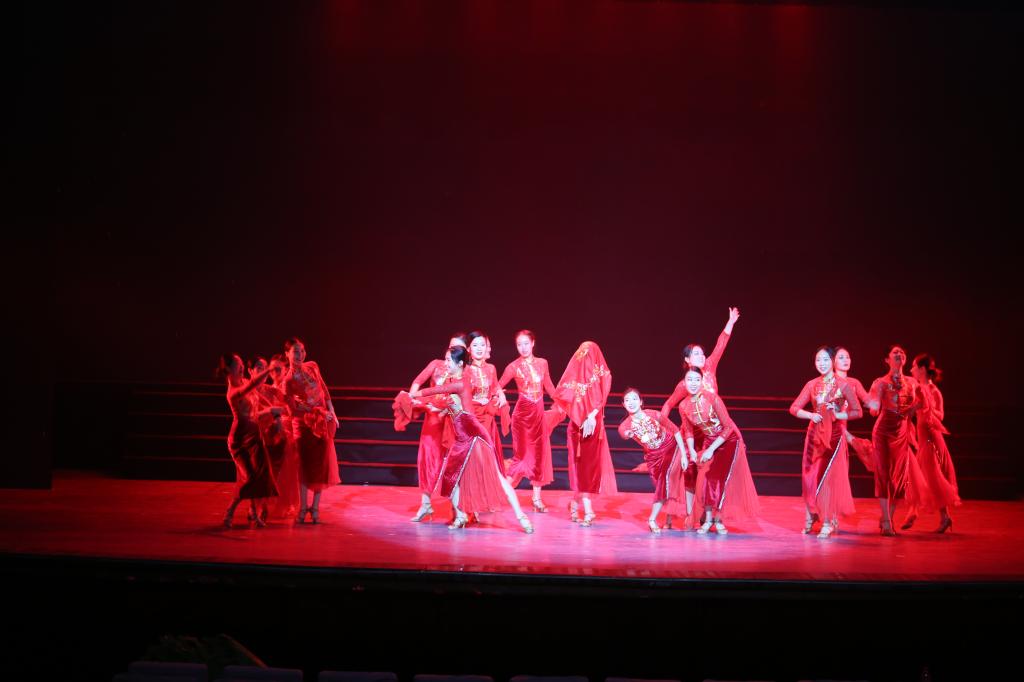 我校体育舞蹈表演舞红盖头参加河南省普通高等学校第二届校园文化建设