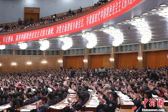 10月18日，中国共产党第十九次全国代表大会在北京人民大会堂开幕。习近平代表第十八届中央委员会向大会作了题为《决胜全面建成小康社会 夺取新时代中国特色社会主义伟大胜利》的报告。 <a target='_blank' href='http://www.chinanews.com/' _fcksavedurl='http://www.chinanews.com/' _fcksavedurl='http://www.chinanews.com/'></table>中新社</a>记者 盛佳鹏 摄