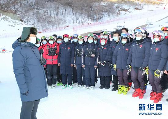1月18日至20日,中共中央总书记、国家主席、中央军委主席习近平在北京、河北考察,并主持召开北京2022年冬奥会和冬残奥会筹办工作汇报会。这是18日下午,习近平在位于北京市延庆区的国家高山滑雪中心,同赛场保障工作人员、运动员、教练员等亲切交流。新华社记者 鞠鹏 摄 1月18日至20日,中共中央总书记、国家主席、中央军委主席习近平在北京、河北考察,并主持召开北京2022年冬奥会和冬残奥会筹办工作汇报会。这是18日下午,习近平在位于北京市延庆区的国家高山滑雪中心,同赛场保障工作人员、运动员、教练员等亲切交流。新华社记者 鞠鹏 摄