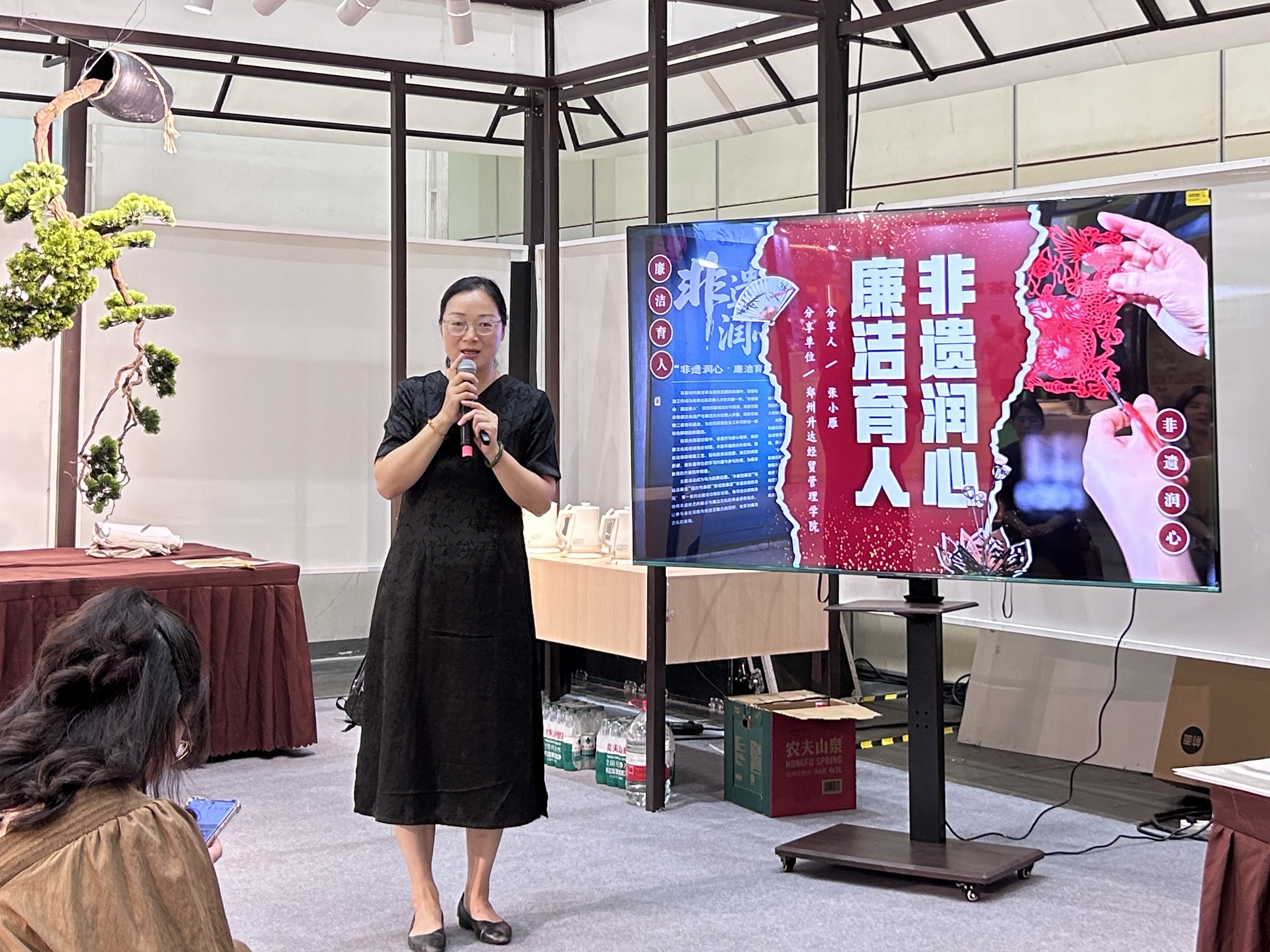 艺术学院《非遗润心·廉洁育人》学生工作成果受邀参加2025年郑州茶产业博览会非遗文化展览-郑州升达经贸管理学院