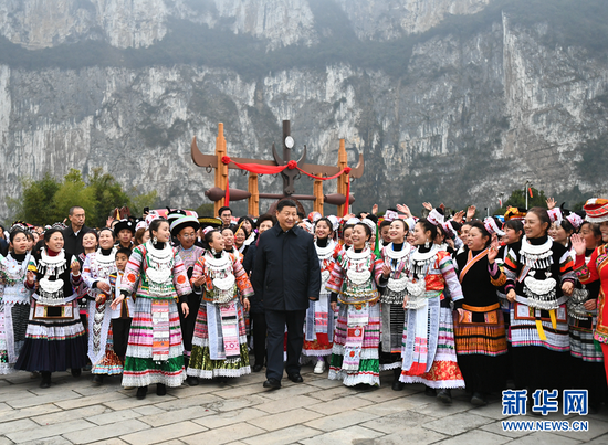 2月3日至5日,中共中央总书记、国家主席、中央军委主席习近平来到贵州考察调研,看望慰问各族干部群众,向全国各族人民致以美好的新春祝福。这是3日下午,习近平在毕节市黔西县新仁苗族乡化屋村考察结束时,乡亲们依依不舍簇拥着总书记,齐唱苗家留客歌。新华社记者 谢环驰 摄 2月3日至5日,中共中央总书记、国家主席、中央军委主席习近平来到贵州考察调研,看望慰问各族干部群众,向全国各族人民致以美好的新春祝福。这是3日下午,习近平在毕节市黔西县新仁苗族乡化屋村考察结束时,乡亲们依依不舍簇拥着总书记,齐唱苗家留客歌。新华社记者 谢环驰 摄