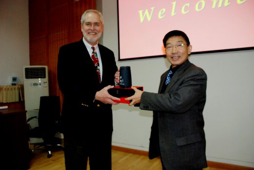 West Oregon University VP Visits Shengda