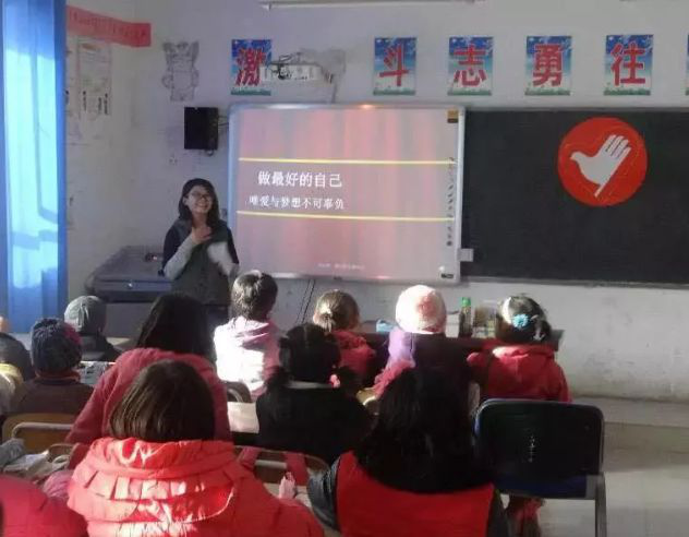 邵书琴带领孩子们树立自信,上梦想主题队会课