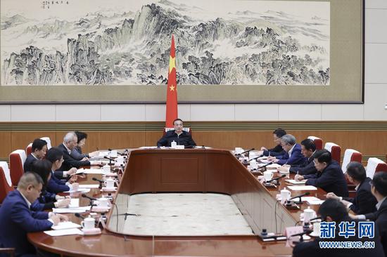 4月9日,中共中央政治局常委、国务院总理李克强在北京主持召开经济形势专家和企业家座谈会,分析研究当前经济运行情况,就做好下一步经济工作听取意见建议。中共中央政治局常委、国务院副总理韩正出席。新华社记者 丁海涛 摄