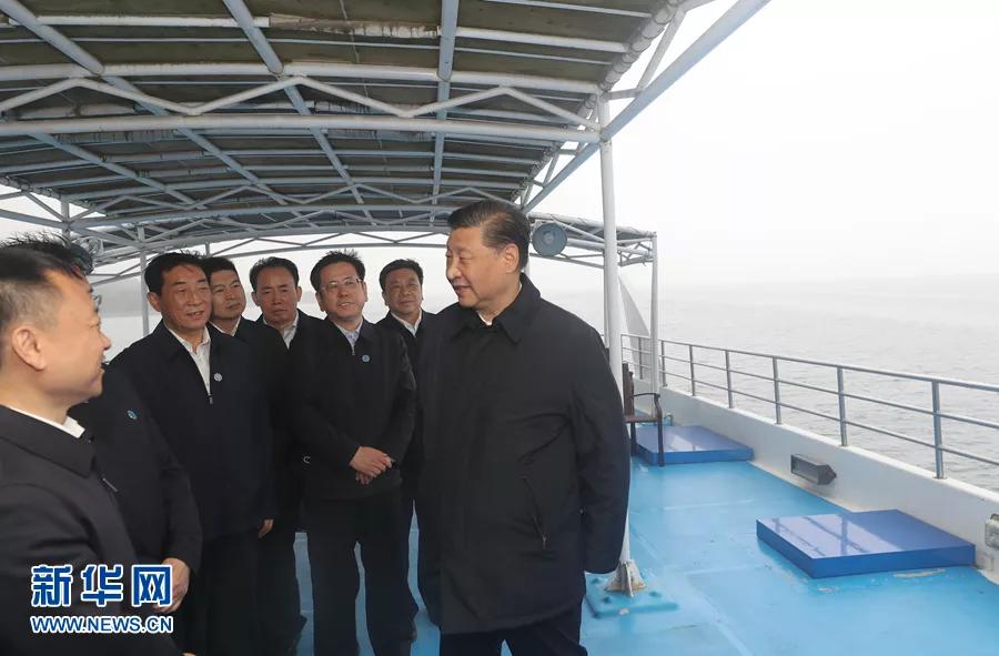 5月14日上午,中共中央总书记、国家主席、中央军委主席习近平在河南省南阳市主持召开推进南水北调后续工程高质量发展座谈会并发表重要讲话。这是座谈会前,习近平于13日在南阳市淅川县乘船考察丹江口水库。新华社记者 王晔 摄 5月14日上午,中共中央总书记、国家主席、中央军委主席习近平在河南省南阳市主持召开推进南水北调后续工程高质量发展座谈会并发表重要讲话。这是座谈会前,习近平于13日在南阳市淅川县乘船考察丹江口水库。新华社记者 王晔 摄
