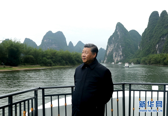 4月25日至27日,中共中央总书记、国家主席、中央军委主席习近平在广西考察。这是25日下午,习近平在桂林市阳朔县,乘船考察漓江阳朔段。 新华社记者 鞠鹏 摄 4月25日至27日,中共中央总书记、国家主席、中央军委主席习近平在广西考察。这是25日下午,习近平在桂林市阳朔县,乘船考察漓江阳朔段。 新华社记者 鞠鹏 摄
