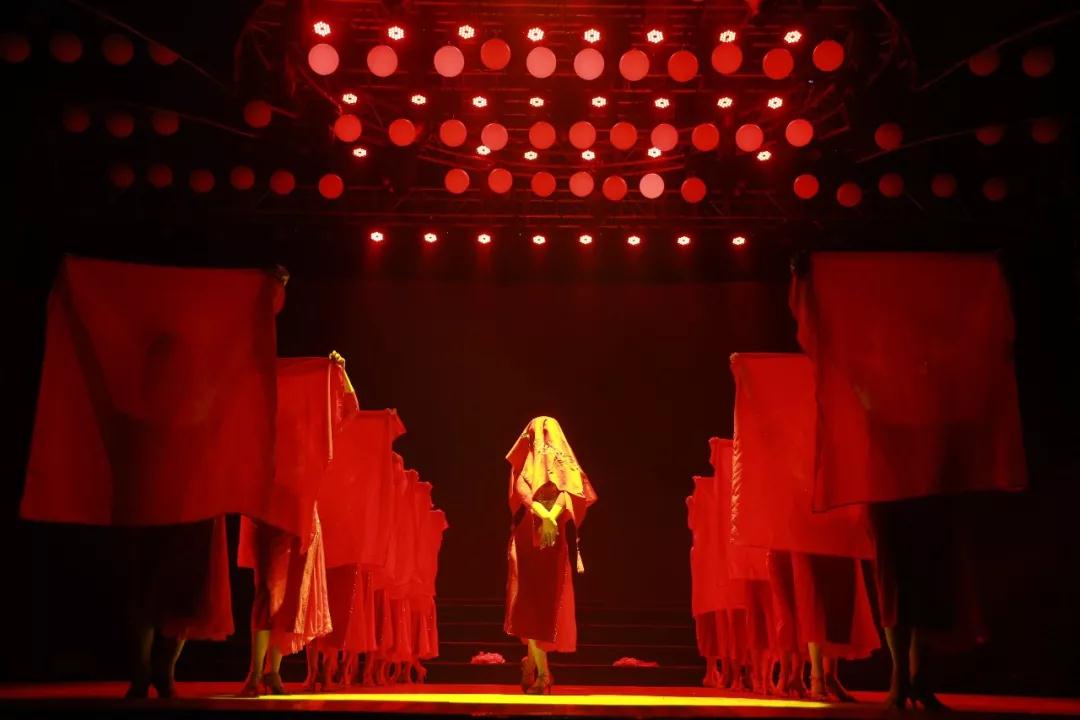 我校体育舞蹈表演舞红盖头参加河南省普通高等学校第二届校园文化建设