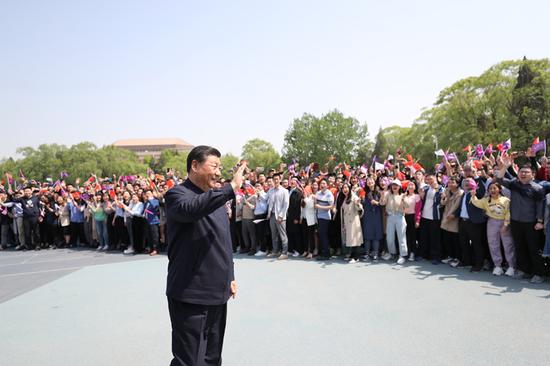 4月19日，在清华大学建校110周年校庆日即将来临之际，中共中央总书记、国家主席、中央军委主席习近平来到清华大学考察。这是习近平离开学校时，同师生们挥手致意。新华社记者 鞠鹏 摄