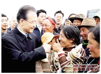 　5月1日,温家宝在前往隆宝镇的路上让司机临时停车,看望公路边临时安置点里的藏族群众。新华社记者　姚大伟　摄