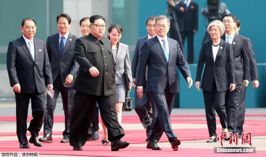 当地时间4月27日上午9时30分(北京时间8时30分),朝鲜最高领导人金正恩从板门店跨越军事分界线,与韩国总统文在寅握手,实现初次会面。